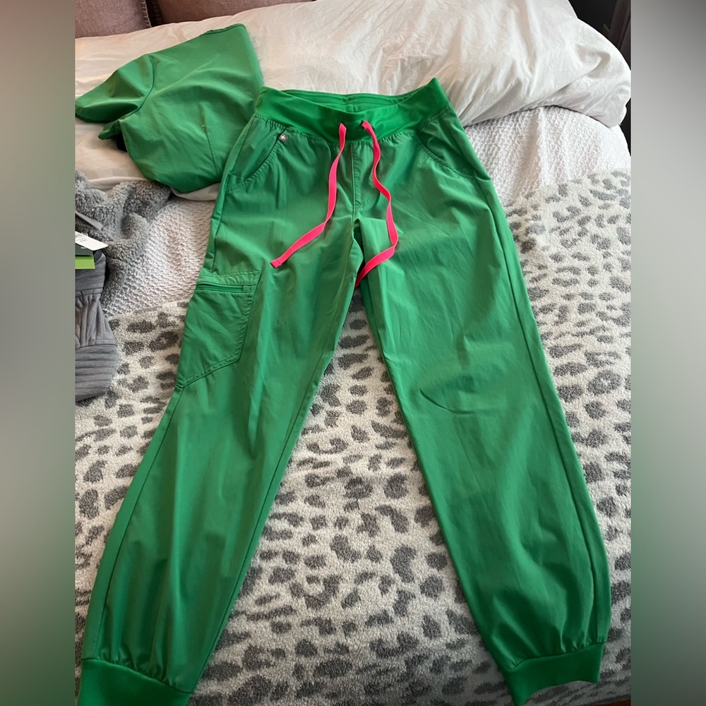 Figs Scrub set safety green